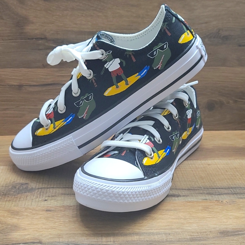Converse Brand new in the box size junior 4=size women's 6.